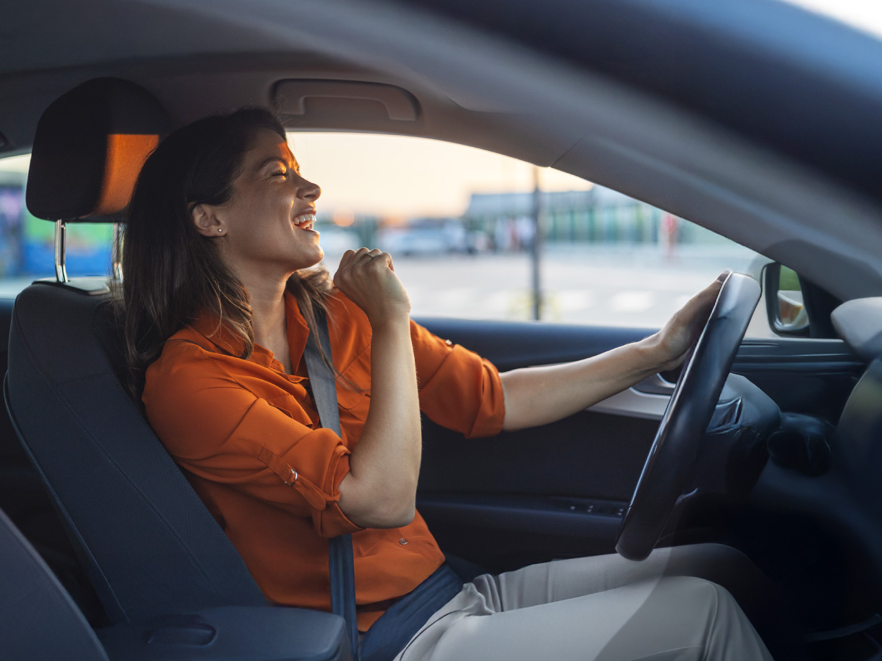 Verslininkė vairuoja naują lizingu įsigytą automobilį.