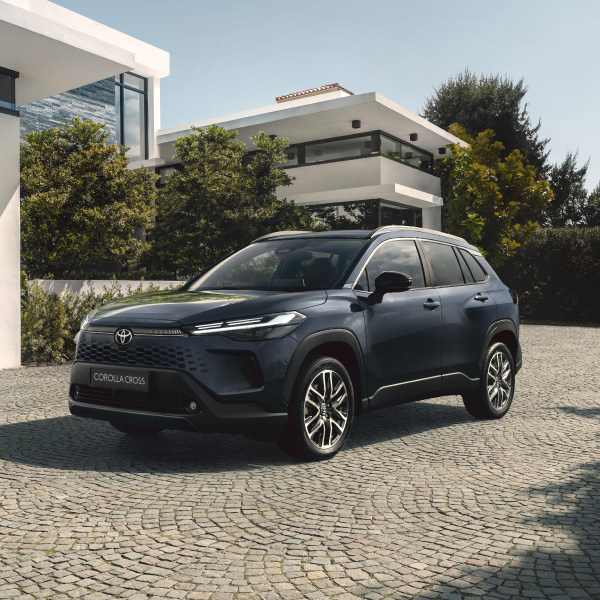 TOYOTA juodas automobilis