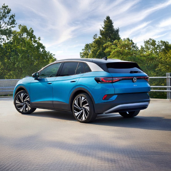 VW ID.4 mėlynas automobilis