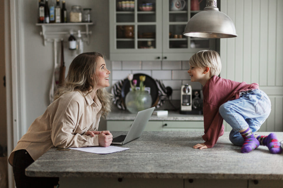 Du žmonės jaukioje virtuvėje leidžia laiką kartu, primindami apie būsto draudimo svarbą kasdienybėje.